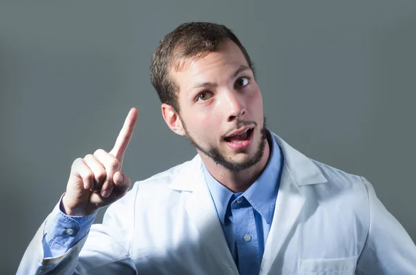 Retrato de close-up de belo jovem médico dando um aviso — Fotografia de Stock