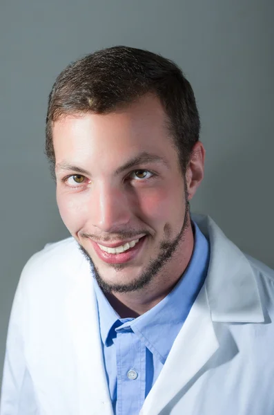 Retrato de close-up de belo jovem médico — Fotografia de Stock