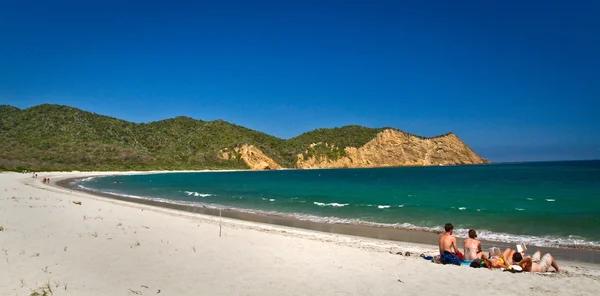 Niet-geïdentificeerde toeristen genieten van het prachtige ecologische Los Frailes strand, Nationaal Park van Machalilla, Ecuador — Stockfoto