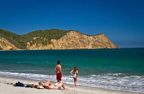 Niezidentyfikowanych turystów korzystających z pięknej plaży Los Frailes ekologiczne, Park Narodowy Machalilla, Ekwador — Zdjęcie stockowe