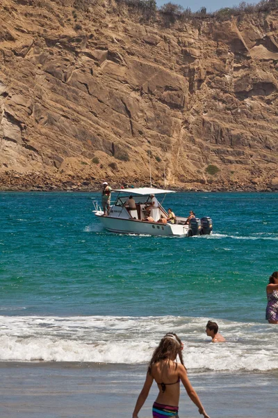 Niezidentyfikowanych turystów korzystających z pięknej plaży Los Frailes ekologiczne, Park Narodowy Machalilla, Ekwador — Zdjęcie stockowe
