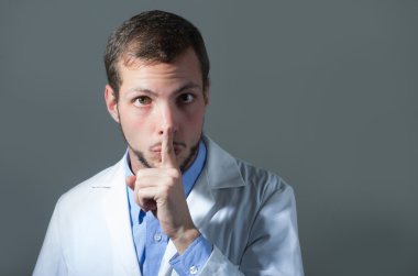 Yakışıklı genç doktor closeup portresi