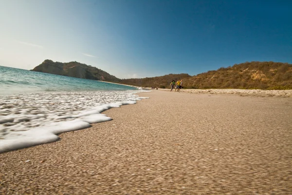 Gyönyörű kilátás nyílik a habos hullámok ellen, fehér homok, Los Frailes Beach, Ecuador — Stock Fotó