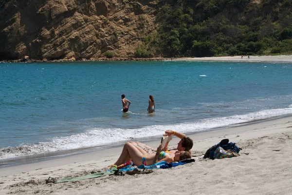 Turistas não identificados desfrutando da praia mais bonita do Equador, Los Frailes . — Fotografia de Stock