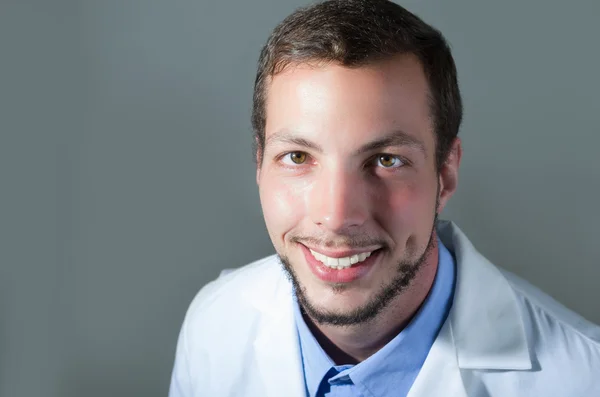 Retrato de cerca del guapo y joven doctor — Foto de Stock