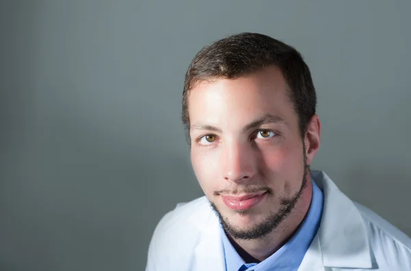 Retrato de cerca del guapo y joven doctor — Foto de Stock