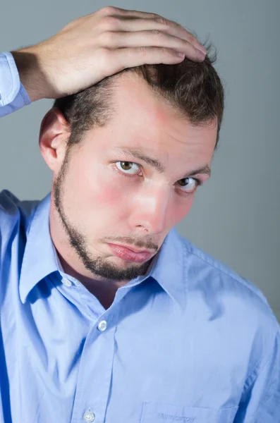 Joven guapo preocupado por la pérdida de cabello — Foto de Stock