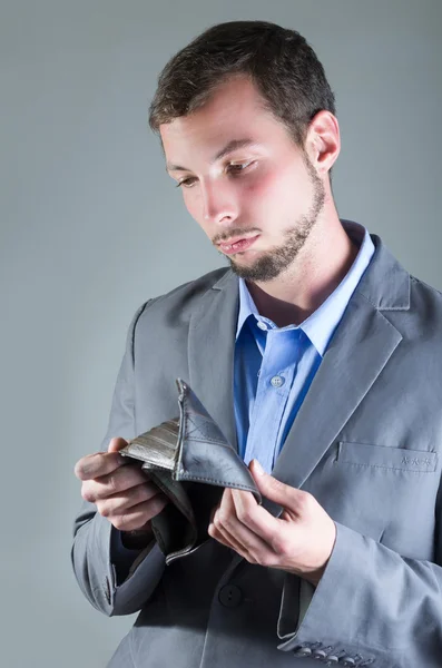 Porträt eines jungen hübschen Mannes mit leerem Portemonnaie — Stockfoto