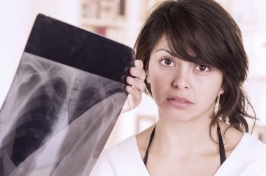 Güzel genç kız doktorlar randevuyu gergin arıyorsunuz