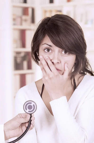 Bella giovane ragazza guardando nervoso l'appuntamento medici — Foto Stock