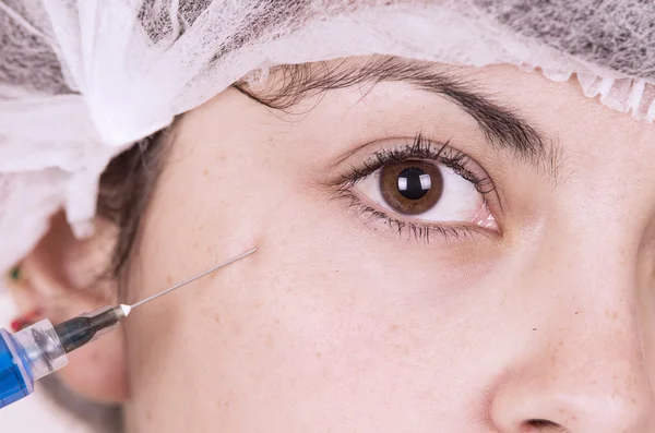 Close up retrato de menina recebendo injeção na cara — Fotografia de Stock