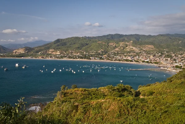 Bella vista ad alto angolo di Puerto Lopez, popolare luogo di vacanza nella costa ecuadoriana — Foto Stock