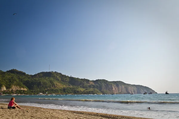 Touristes non identifiés évoquant la plage de Puerto Lopez, lieu de vacances populaire sur la côte équatorienne — Photo