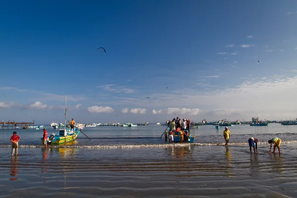 Beautiful beach view of a typical morning in Ecuadorian fishing town — Stock Photo, Image