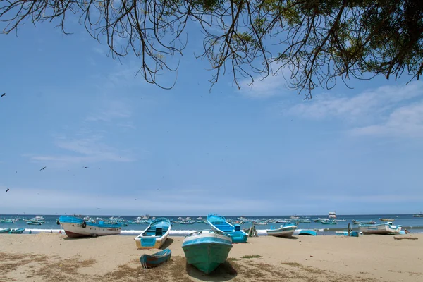 Morning along  beach shore in fishing town Puerto Lopez, Ecuador — Stock Photo, Image