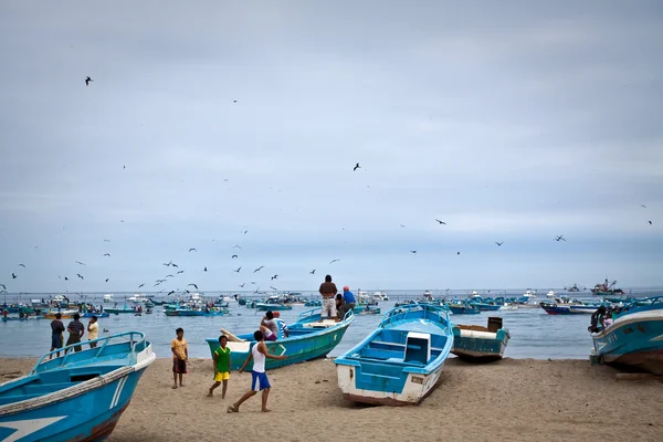 Busy fishermen in the morning along a beach shore, Puerto Lopez, Ecuador — Stock Photo, Image