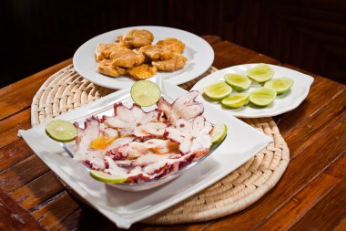 Lezzetli mürekkep balığı carpaccio tabağı