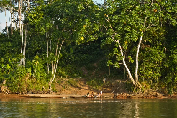 Unbekannte lokale Ureinwohner neben dem Napo-Fluss im Regenwald, Yasuni-Nationalpark, Ecuador — Stockfoto