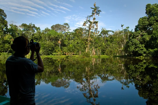 ORELLANA, ECUADOR - 10 DE AGOSTO DE 2012: Turista no identificado tomando fotos de la impresionante selva amazónica, Parque Nacional Yasuní, Orellana, Ecuador — Foto de Stock