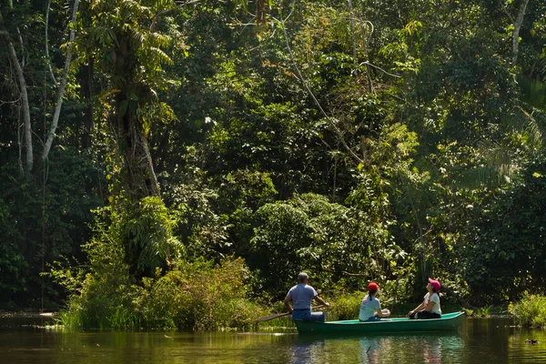 Неопознанные туристы катаются на каноэ в тропических лесах Амазонки, Национальный парк Ясуни, Эквадор — стоковое фото