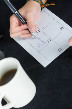 el kağıt takvimin yanında kahve kupa yazısı