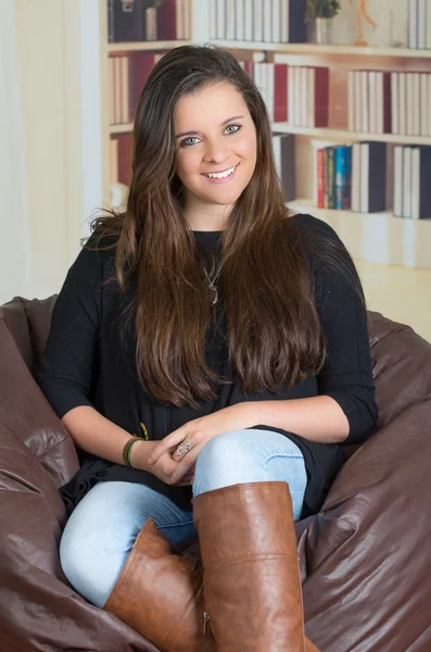 Muito morena estudante sentado sorrindo com roupa casual — Fotografia de Stock