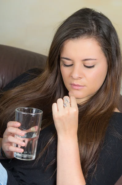 Closeup hezká brunetka, drží sklenici vody — Stock fotografie