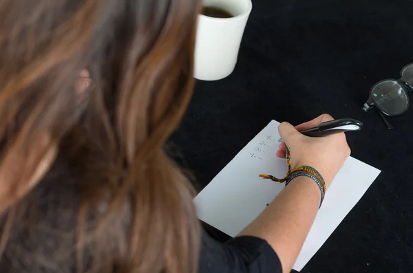 Close-up van hand schrijven op kalender — Stockfoto