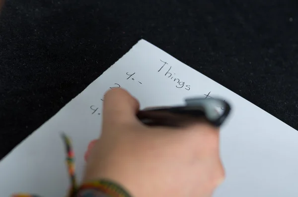 Close-up da mão direita feminina escrevendo no papel — Fotografia de Stock