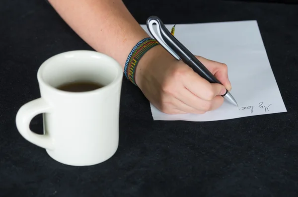 Close-up da mão direita feminina escrevendo no papel — Fotografia de Stock