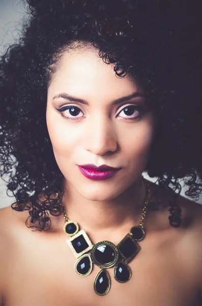 Headshot de jolie fille aux cheveux foncés et collier noir — Photo