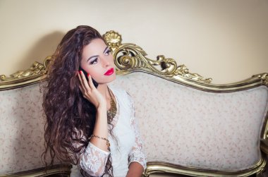 Oldukça kamera için poz Victoria kanepede oturan kız modeli