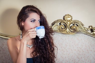 Oldukça kamera için poz Victoria kanepede oturan kız modeli