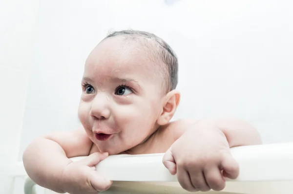 Bébé garçon mignon dans la baignoire — Photo
