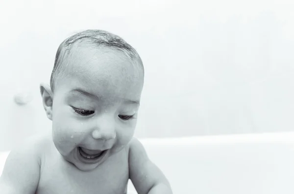 Bonito menino na banheira — Fotografia de Stock
