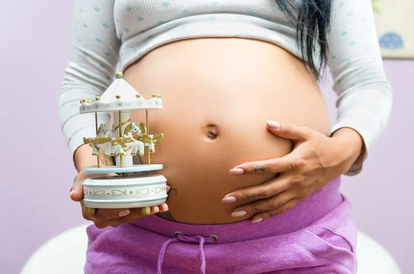 Mulher grávida mostrando barriga para câmera — Fotografia de Stock