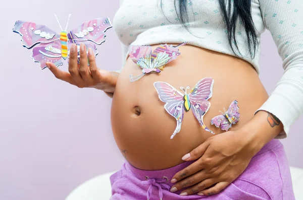 Pregnant woman showing belly to camera — Stock Photo, Image