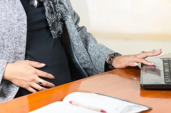 Donna incinta che indossa abiti casual al lavoro — Foto Stock