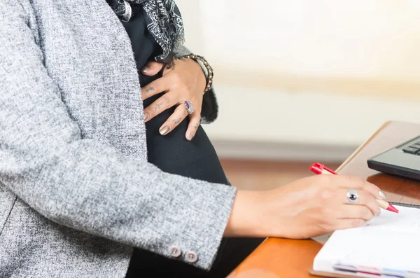 Gravid kvinna som bär casual kläder på jobbet — Stockfoto