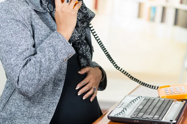 Mulher hispânica grávida vestindo roupas casuais no trabalho — Fotografia de Stock