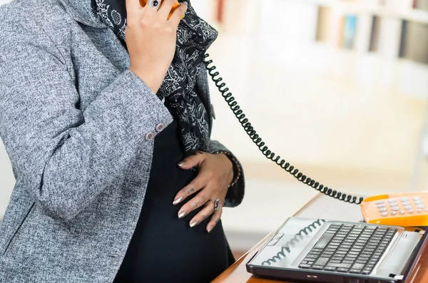 Schwangere hispanische Frau in Freizeitkleidung bei der Arbeit — Stockfoto