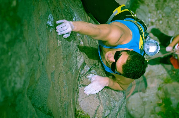 Homem escalada montanha com óculos de sol — Fotografia de Stock