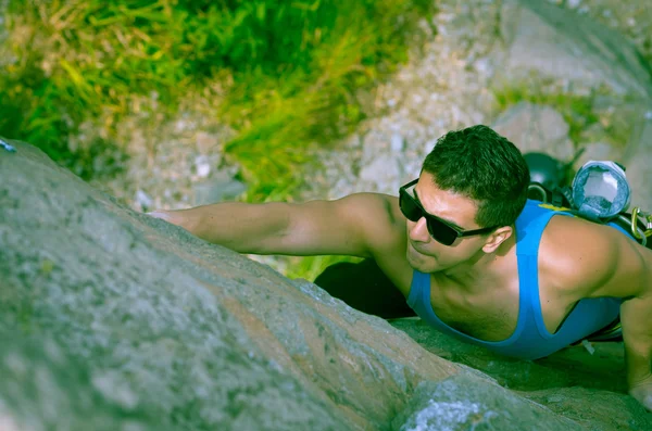 Hombre escalando montaña con gafas de sol —  Fotos de Stock