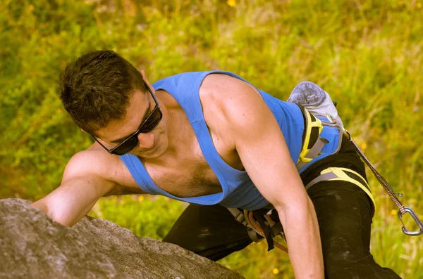 Людина сходження на гору з сонцезахисними окулярами — стокове фото