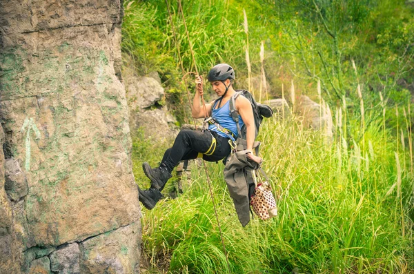 Homem rapelling montanha abaixo — Fotografia de Stock