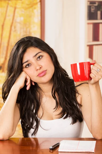 コーヒーを飲みながら座っているヒスパニック系の女の子 — ストック写真