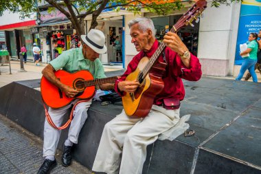 iki yerli erkek Ermenistan, Kolombiya ticari sokakta gitar çalmak unidentify