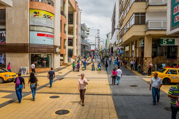 Fontos kereskedelmi utcában az egyik a város látnivalói, a Centro Comercial de Skies Abiertos Örményországban, Kolumbia — Stock Fotó