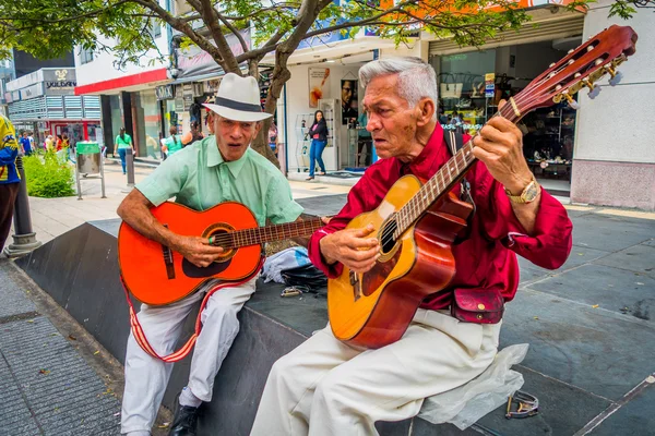 Two unidentify indigenous men playing guitar in the commercial street of Armenia, Colombia — Stock Photo, Image