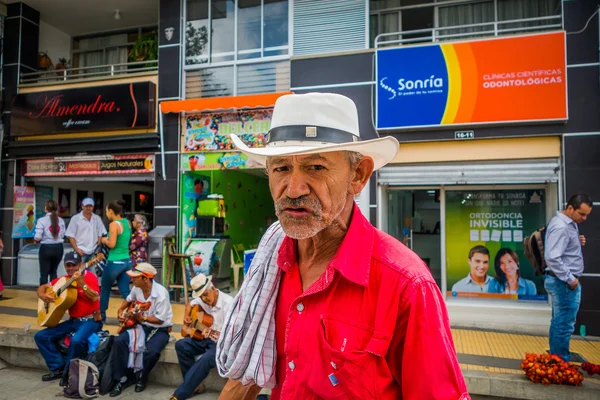 Hombre indígena no identificado que trabaja en plantaciones de café de compras en la principal calle comercial de Armenia, Colombia — Foto de Stock